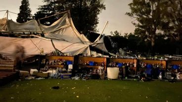 Una imagen de la carpa montada en el club Mitre después del temporal de viento y lluvia.