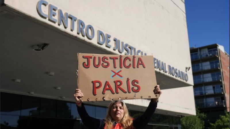 Paris fue a pedir asistencia a la comisaría y terminó esposada y muerta.