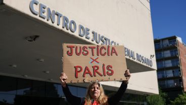 Paris fue a pedir asistencia a la comisaría y terminó esposada y muerta.