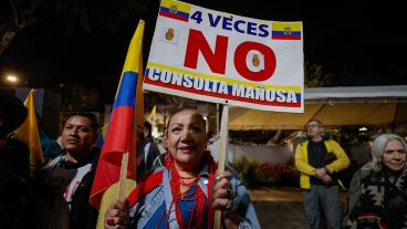 Una simpatizante del Movimiento Revolución Ciudadana sostiene un cartel durante la celebración por el triunfo del No en el referéndum este domingo, en Quito.
