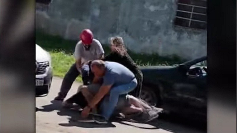 Una pelea a puño y patadas por una discusión menor de tránsito.