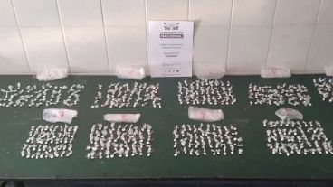 Parte de la droga secuestrada durante el allanamiento.