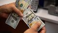El dólar cayó y tocó el valor más bajo en un mes, en pleno boom de emisión de deuda empresarial