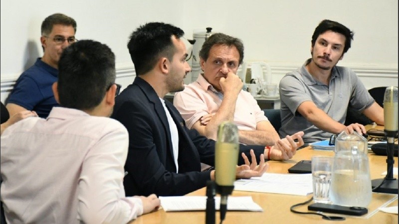 El coordinador del Gabinete Cornaglia compartió el proyecto del Ejecutivo que se unificará a los otros dos ya en debate.