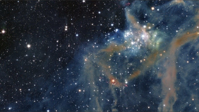 La nube de estrellas está ubicada a unos 1.300 años luz de la Tierra.