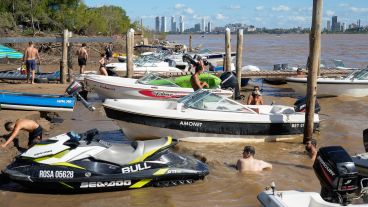 Cientos de embarcaciones surcan el agua del Paraná cada día: el número crece notablemente los fines de semana.