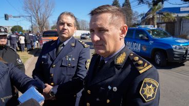 Amigos. Acosta y Domínguez, imputados como jefe y organizador de la banda policial.