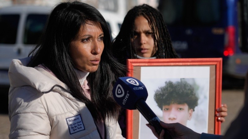 Vanesa, la mamá de Giovani, durante la reconstrucción de la caída realizada en agosto pasado.