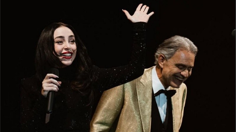 Nicki Nicole junto a Andrea Bocelli en el Hipódromo de San Isidro.