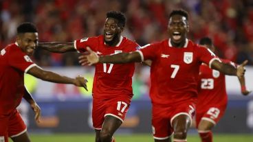Jugadores de la selección de Panamá celebran el triunfo frente a El Salvador, en Ciudad de Panamá.