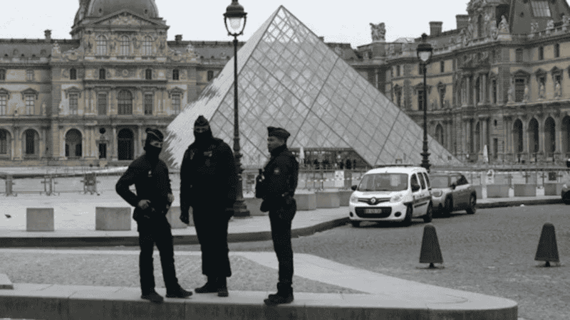 El Louvre, en París, es el museo más visitado del mundo.