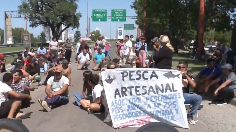 Pescadores cortaron la ruta 168 y piden ser convocados por el gobierno de Santa Fe.
