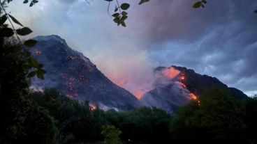 Los incendios en Epuyén ya arrasaron más de 100 hectáreas de bosque.