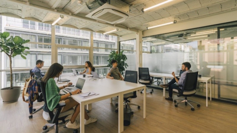 La propuesta establece que estas dependencias se conviertan en espacios de trabajo accesibles, equipados con conectividad, puestos funcionales, servicios básicos y condiciones de accesibilidad.