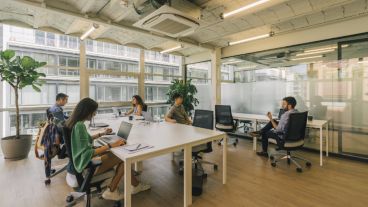 La propuesta establece que estas dependencias se conviertan en espacios de trabajo accesibles, equipados con conectividad, puestos funcionales, servicios básicos y condiciones de accesibilidad.