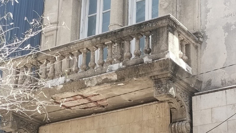 El balcón de Sarmiento 778 tuvo un desprendimiento de mampostería este miércoles al mediodía.