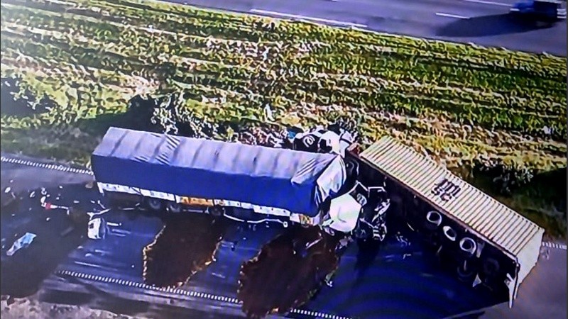 Uno de los camiones volcó sobre la autopista.