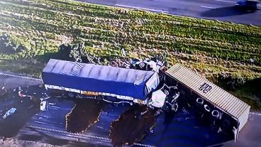 Uno de los camiones volcó sobre la autopista.