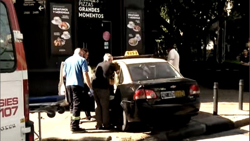 El taxi terminó chocando contra una pizzería en San Luis y Rodríguez.