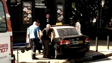 El taxi terminó chocando contra una pizzería en San Luis y Rodríguez.