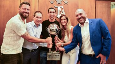 Belloso, Cristinziano, Holan, Broun y Belloso con la copa de campeón de la Liga 2025