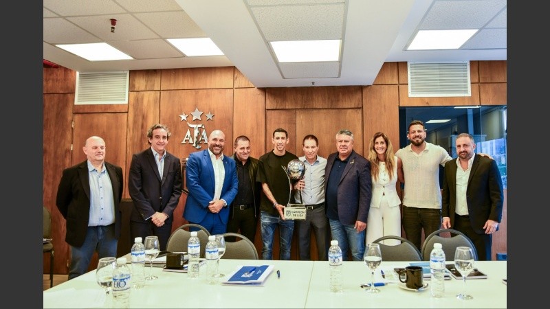 Belloso junto a la delegación de Central que fue a buscar la copa y todo el Comité Ejecutivo de AFA