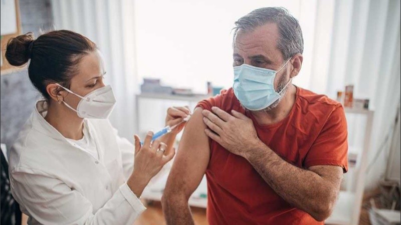 La percepción de bajo riesgo y la difusión de noticias falsas influyen negativamente en las tasas de vacunación.