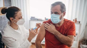 La percepción de bajo riesgo y la difusión de noticias falsas influyen negativamente en las tasas de vacunación.