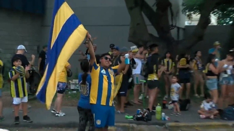Los primeros festejos de la tarde afuera del Gigante.