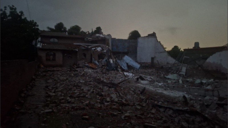 El derrumbe ocurrió en pleno centro de Oliveros.