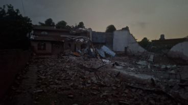 El derrumbe ocurrió en pleno centro de Oliveros.
