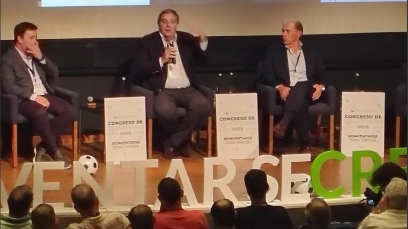 Federico Boglione, en el centro, ayer en el congreso de Agroeducación.