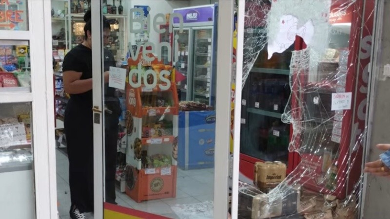 La empleada del turno mañana encontró todo revuelto cuando llegó este viernes al local de Pellegrini y Paraguay.