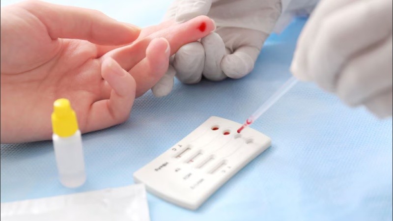 La sífilis se diagnostica a partir de un análisis de sangre.