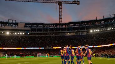 Con los hinchas coreando el nombre de Messi, Barcelona regresó al renovado Camp Nou y goleó al Athletic Bilbao.