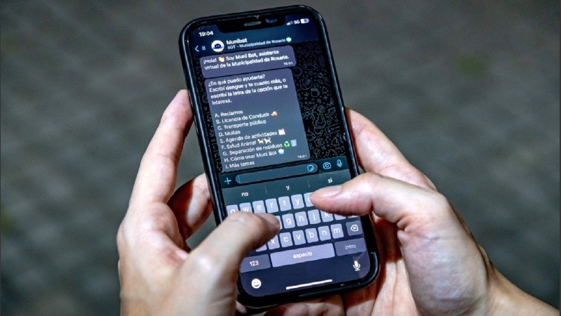 La IA se viene utilizando en algunos servicios como Munibot, y ahora tendrá regulación formal en el municipio.