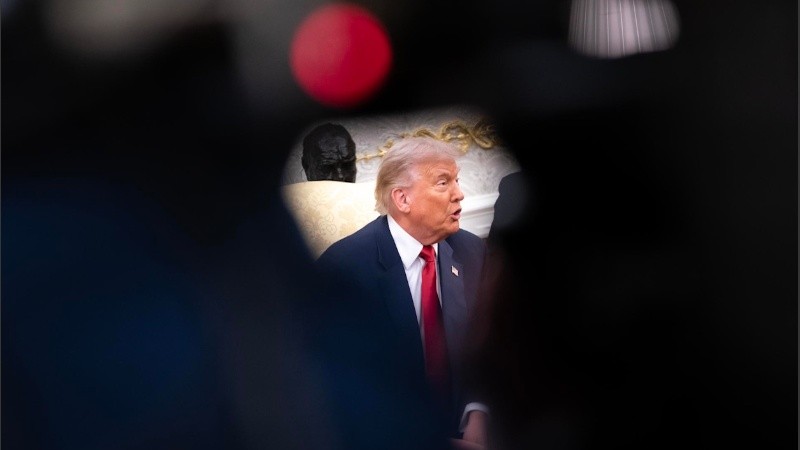 El norteamericano recalibra su política exterior para frenar una presión doméstica que ya empezó a erosionar su capital político.