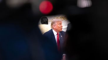 El norteamericano recalibra su política exterior para frenar una presión doméstica que ya empezó a erosionar su capital político.