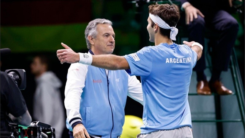 Tomas Martin Etcheverry abraza al capitán del equipo argentino de la Copa Davis, Javier Frana, tras vencer al alemán Jan-Lennard Struff.