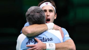 Tomás Etcheverry abraza a Javier Frana tras lograr un puntazo ante Alemania.