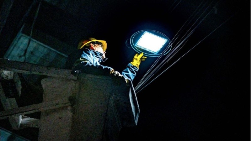 El sistema de iluminación inteligente basado en tecnología led brinda un servicio más eficiente, económico y sostenible.