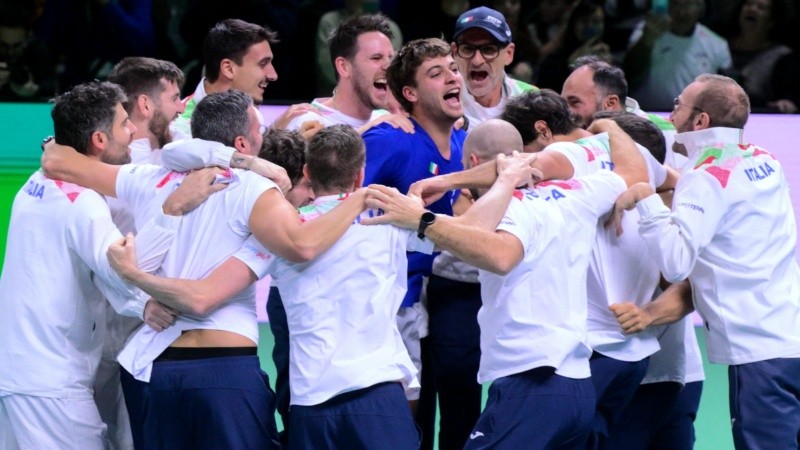 El festejo del equipo italiano de Copa Davis en Bolonia tras ganar la final contra España.