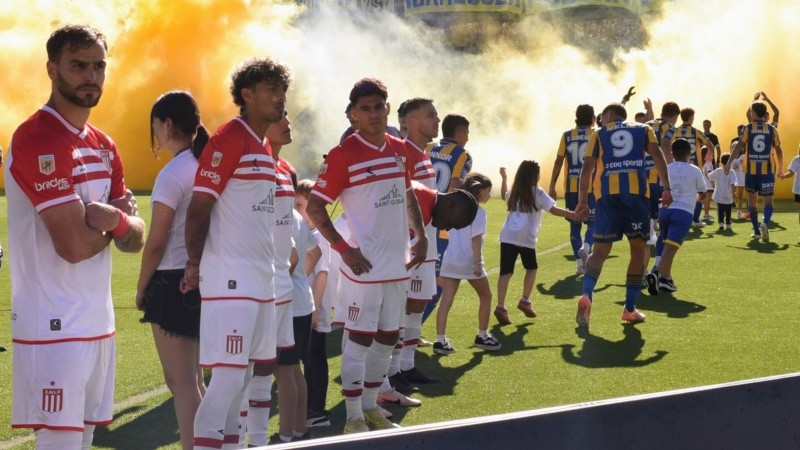 Los jugadores de Estudiantes le dieron la espalda a sus colegas de Central.