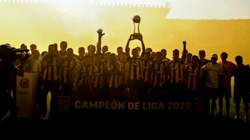 El plantel de Central con el trofeo de campeón de Liga 2025.