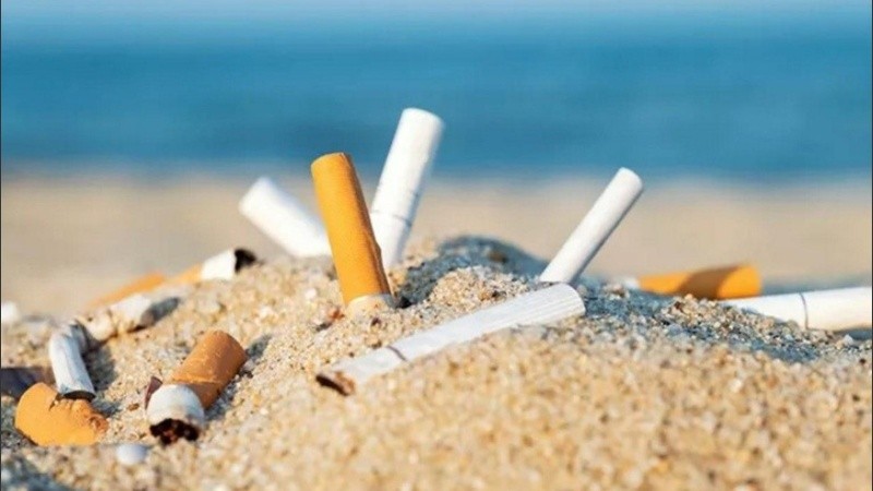 Los fumadores deberán apagar el cigarrillo antes de pisar la arena.