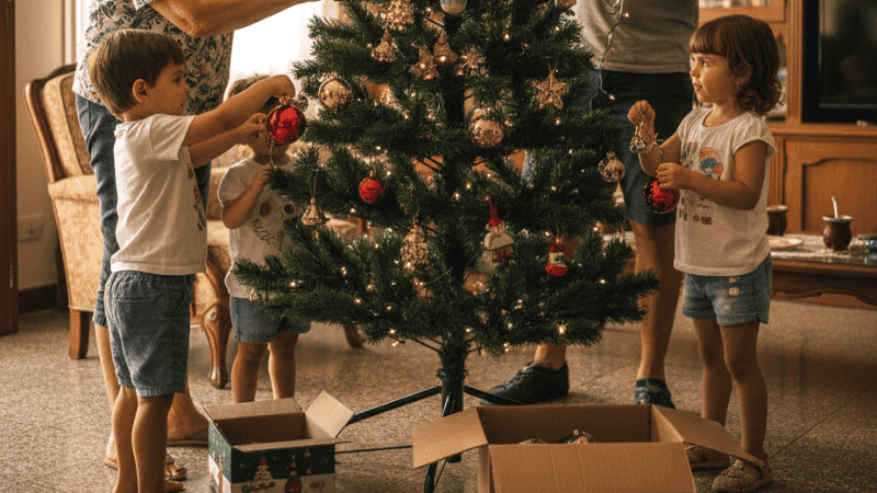 El momento facilita el encuentro familiar en torno a la decoración.
