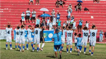 Los jugadores de Famaillá, protagonistas de la inusual protesta, saludan a su gente en cancha de Tucumán Central.