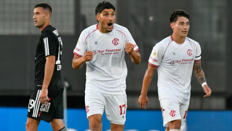 Barracas Central aguantó con uno menos, le ganó en el alargue a Deportivo Riestra y se metió en cuartos del Torneo Clausura.