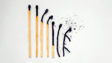 "La fatiga mental y física es una señal de alarma que no debe minimizarse", señalan expertos.