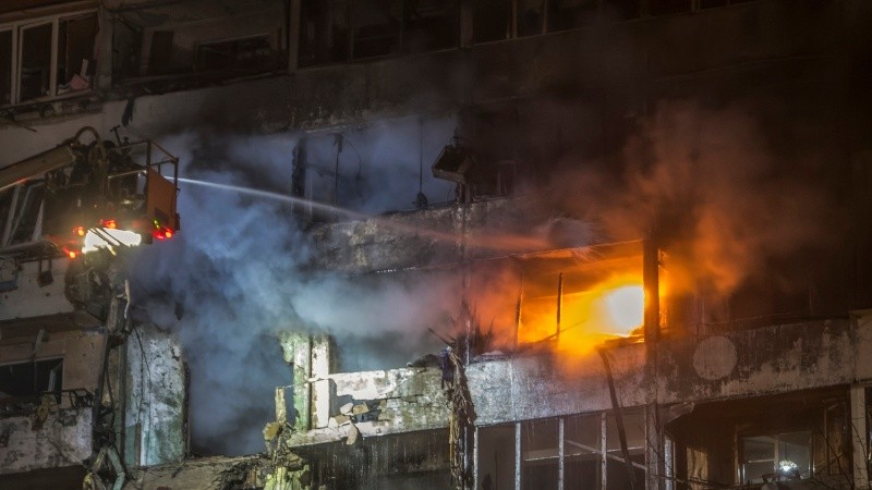 Un edificio residencial de nueve pisos destruido en Kiev por el ataque ruso.